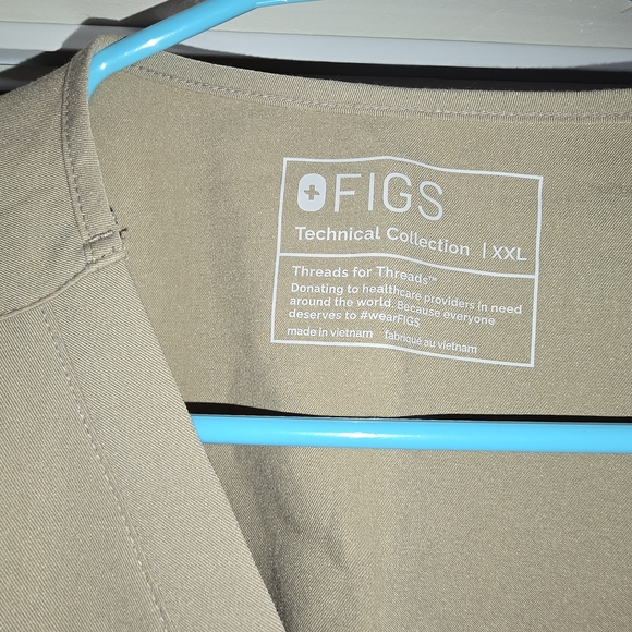 FIGS Men's Tan V-Neck Shirt - Picture 4 of 4